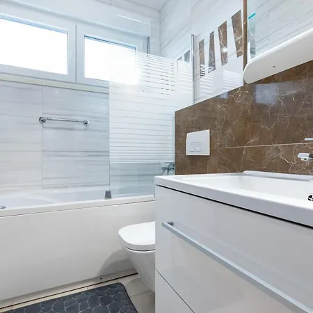 Bacvice - 2 Bedroom , Terrace,3 Air Conditioners, Parking,elevator 3 Minutes To The 아파트