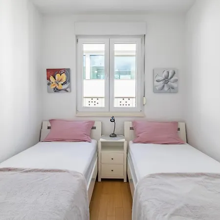 Appartamento Bacvice - 2 Bedroom , Terrace,3 Air Conditioners, Parking,elevator 3 Minutes To The *
